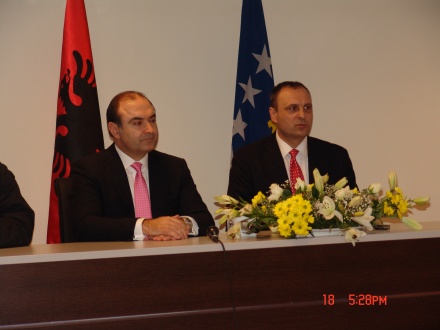 Zv/kryeministri Petrovic u takua me Zv/kryeministrin dhe Ministrin e Punëve të Jashtme të Shqipërisë Edmond Haxhinasto.