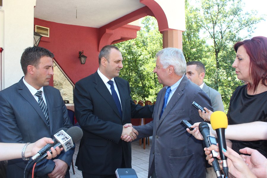 Ministar Petrović  i  Piter Fejt obišli Rečane kod Prizrena