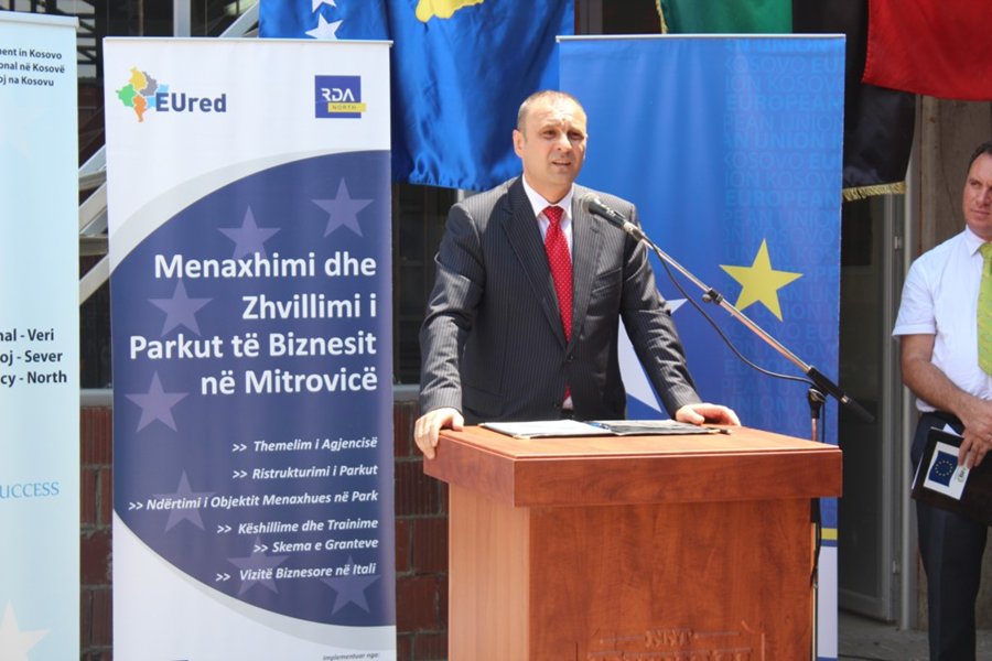 Zamenik premijera Petrović  učestvuje na postavljanju kamen temeljca  objekta biznisa u Mitrovici