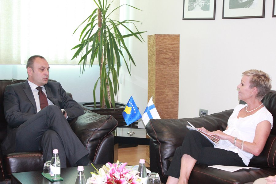 Zamenik premijera Petrović dočekao je danas na sastanku gospodju Anne Meskanen šef kancelarije finske ambasade na Kosovu
