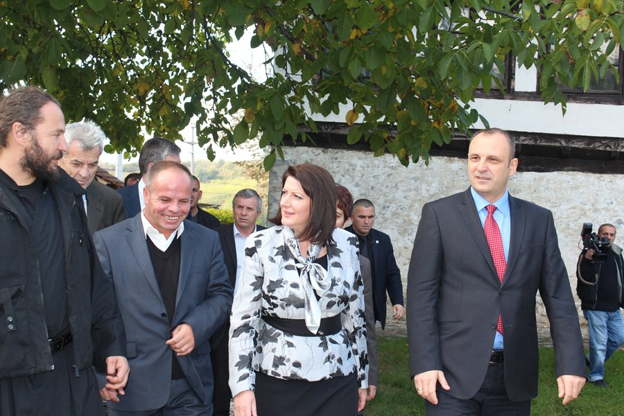Zamenik  premijera   Petrović  i  predsednica  Jahjaga  posetili su Veliku Hoču