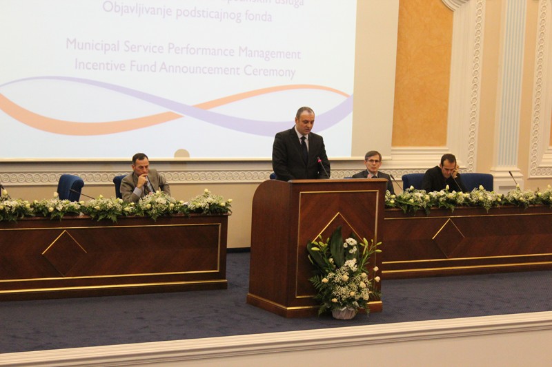 Zamenik premijera Petrović na ceremoniji „Upravljanje performansama opštinskih usluga i objavljivanje podsticajnog fonda“.