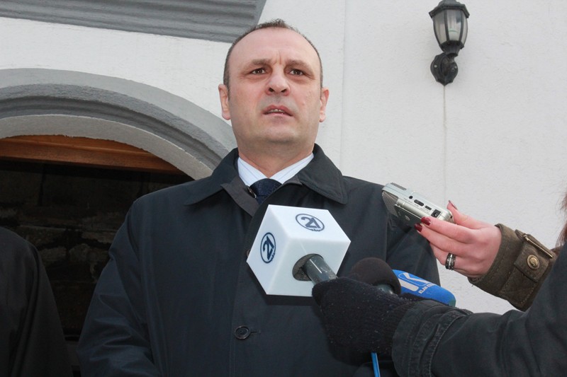 Zamenik premijera Petrović i ambasador Albanije na Kososvu Lauka obišli su groblje koje se nalazi u porti crkve Svetog Nikole u Prištini a koje je od nedavno oskrnavljeno