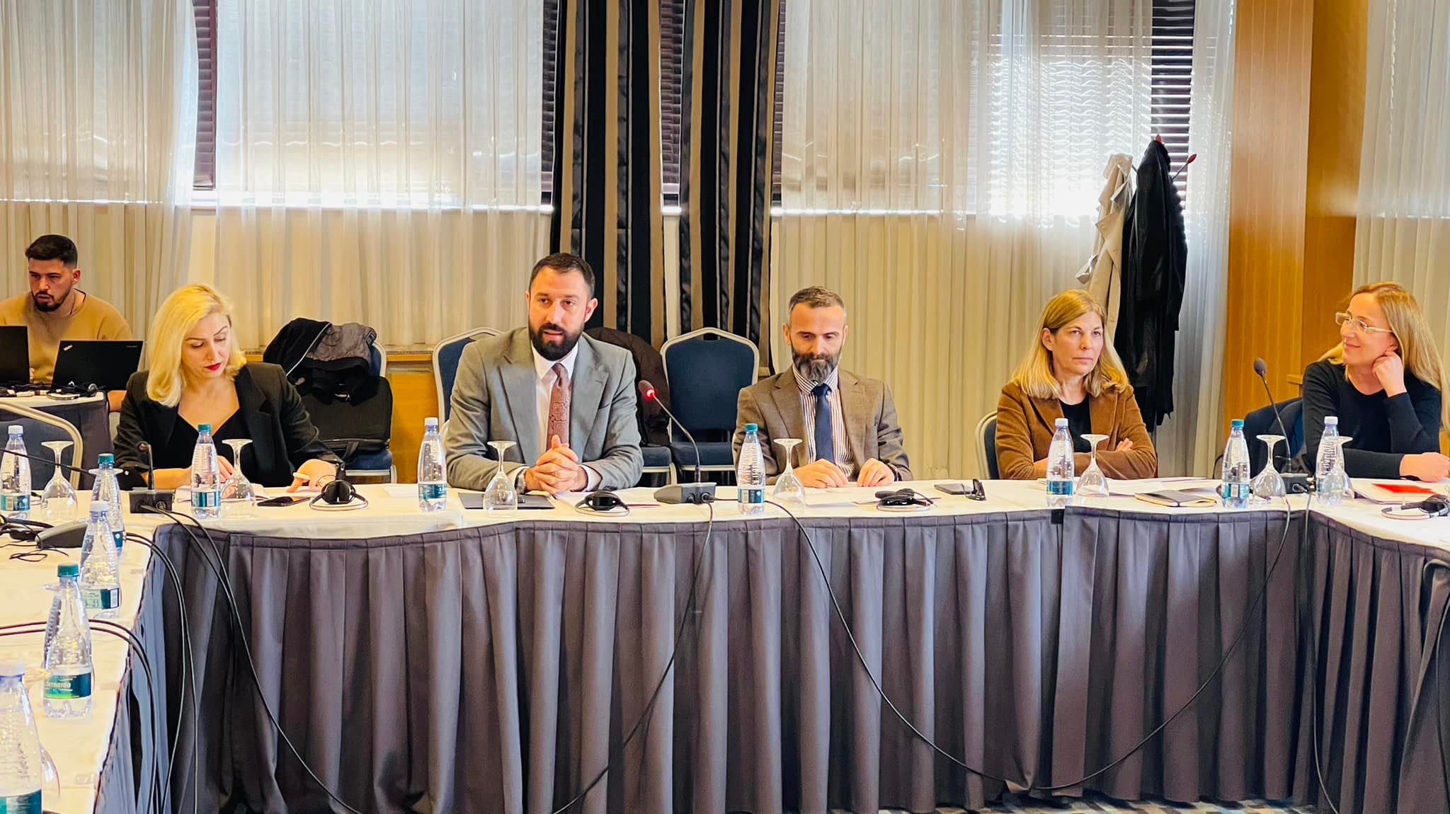 Ministar Krasniqi učestvuje u diskusiji o izazovima u vezi sa Grantom za opštinski učinak