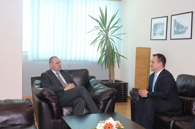 Zamenik premijera  Petrović je dočekao  Ambasadora Makedonije na Kosovu  H.E.Ilija Strashevskog