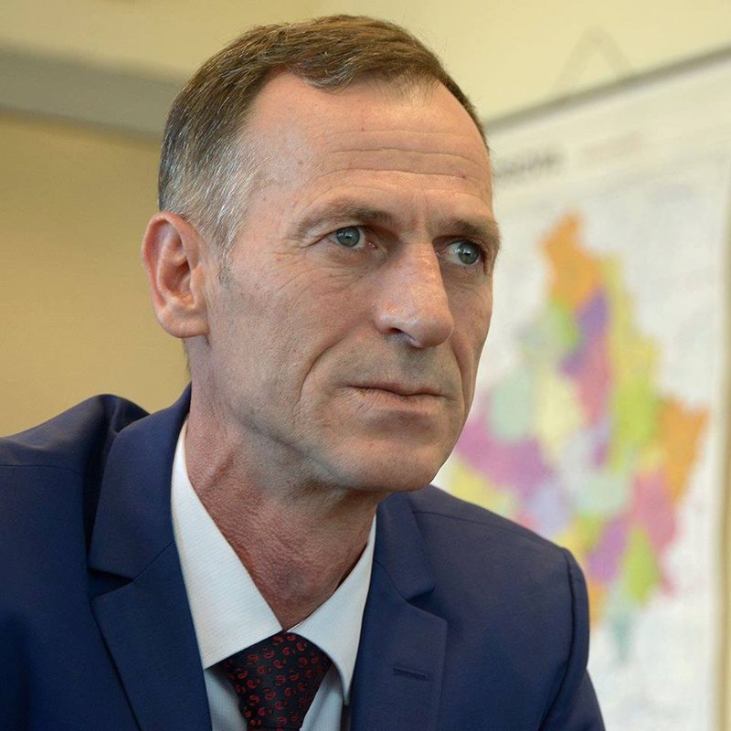 Sekretari i Përgjithshëm z. Besnik Osmani dorëzon aktin e dorëheqjes te Kryeministri Mustafa dhe Ministri Maric