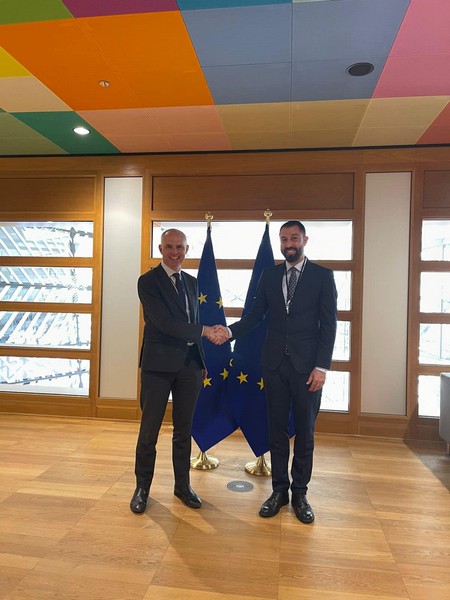 Ministar administracije lokalne samouprave, g. Krasniqi je dočakan od strane  g-na. Simon MORDUE, šefa spoljne politike u kabinetu predsednika Evropskog saveta, g. Charles MICHEL