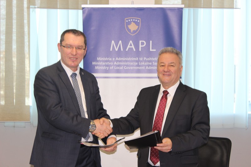 Заменик министра МАЛС-а Бајрам Гецај и градоначелник општине Урошевац Мухарем Сварча потписали су споразум о разумевању