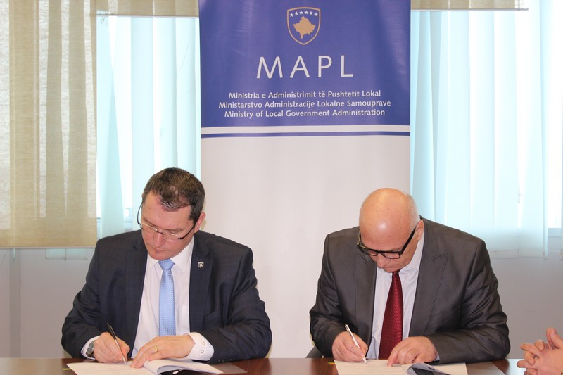 Заменик министра Гецај и заменик градоначелника општине Малишево Реџеп Мазреку поптисали споразум о разумевању