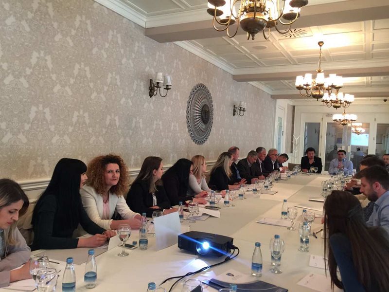 Министарство администрације локалне самоуправе (МАЛС) ДЕМОС и Удружење косовских општина организовалли су заједничко саветовање са званичницима општина за европске интеграције на тему “Улога општина у испуњавању обавеза из европске агенде за 2017-у”