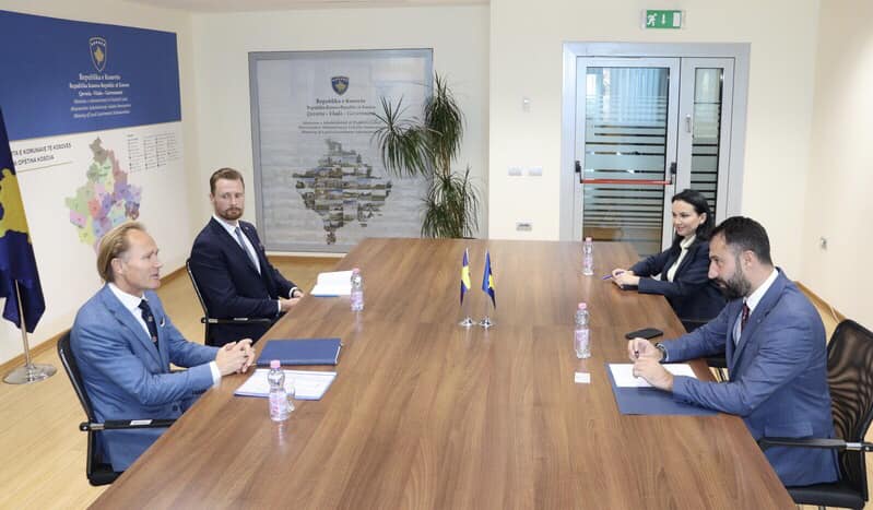 Ministar Krasniqi dočekao švedskog ambasadora na Kosovu, Jonasa Westerlunda