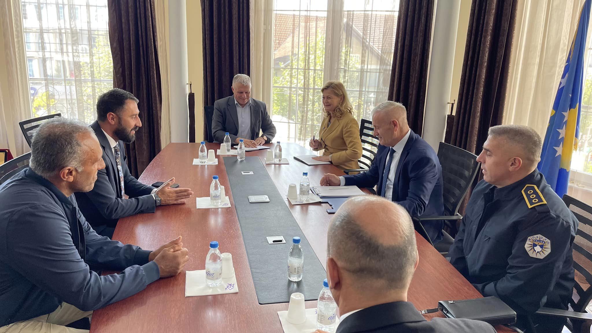 Ministri Krasniqi pritet në takim nga Kryetari i Komunës së Klinës, Zenun Elezaj