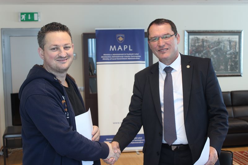 Zëvendësministri Bajram Gecaj nënshkruan marrëveshje mirëkuptimi me organizatën Jo-Qeveritare “AROMA”