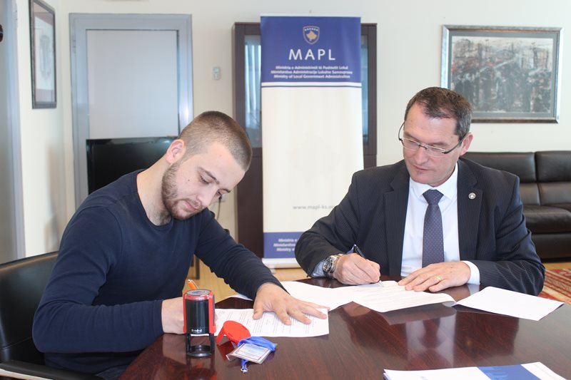 Zëvendësministri Bajram Gecaj nënshkruan marrëveshje mirëkuptimi me organizatën Jo – Qeveritare “Info Initiative for community – Kosovo”