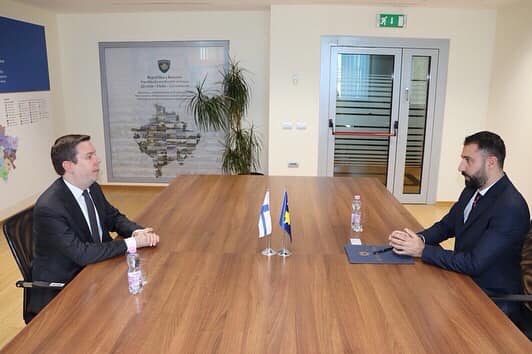 Ministar Krasniqi dočakao na sastanku finskog ambasadora u Republici Kosovo, Mattija  Nissinena