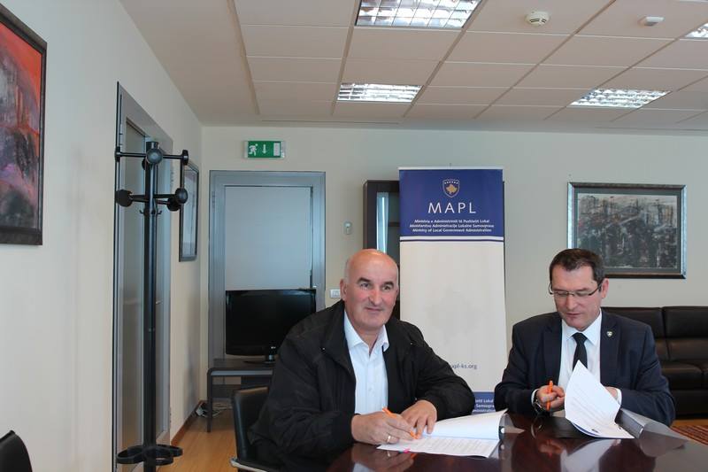 Zamenik ministra  Bajram Gecaj i gradonačelnik opštine Vitina  g-in. Sokol Haliti potpisali sporazum o razumevanju