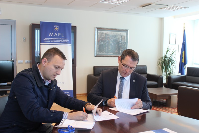 Zamenik ministra  Bajram Gecaj potpisuje sporazum o razumevanju sa NVO-om” Pro Youth Evolution”