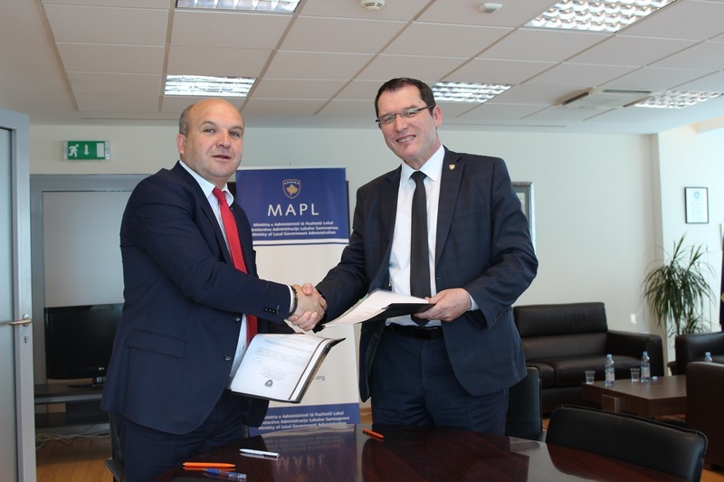 Zamenik ministra Bajram Gecaj i gradonačelnik opštine Novo Brdo Svetislav Ivanović potpisali su sporazum o razumevanju