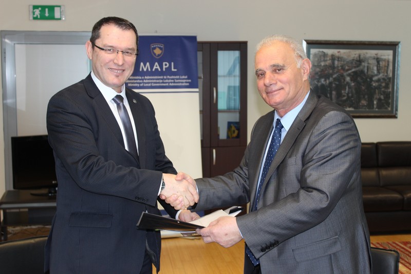 Zamenik ministra MALS-a g.Gecaj i gradonačelnik opštine Dragaš g. Jenuzi potpisali sporazum o razumevanju
