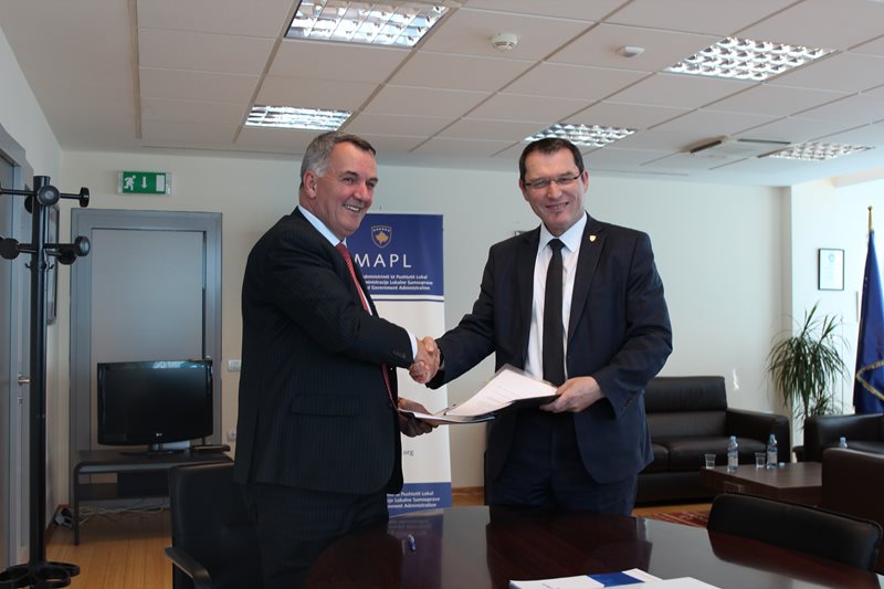 Zamenik ministra g. Bajram Gecaj i gradonačelnik opštine Lipjan g. Imri Ahmeti potpisuju sporazum o razumevanju