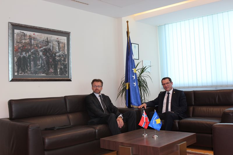 Zëvendësministri i MAPL-së z. Bajram Gecaj priti sot në takim Ambasadorin e Norvegjisë në Kosovë Per Strand Sjaastand