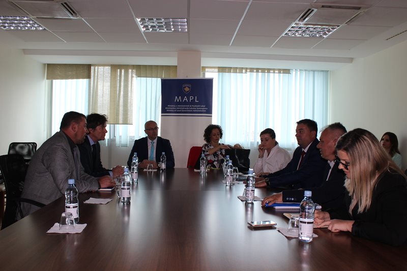 Тодосијевић са представницима ЕУ Канцеларије Америчке амбасаде општине Северна Митровица и извршним директором регионалног водовода у Митровици