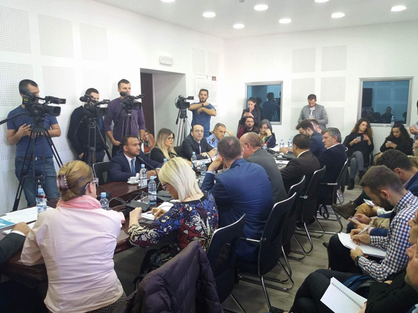 Парламентарна Kомисија за јавну администрацију локалну самоуправу и медије у начелу разматра Нацрт закона бр. 06/Л-012 о главном граду Републике Косова