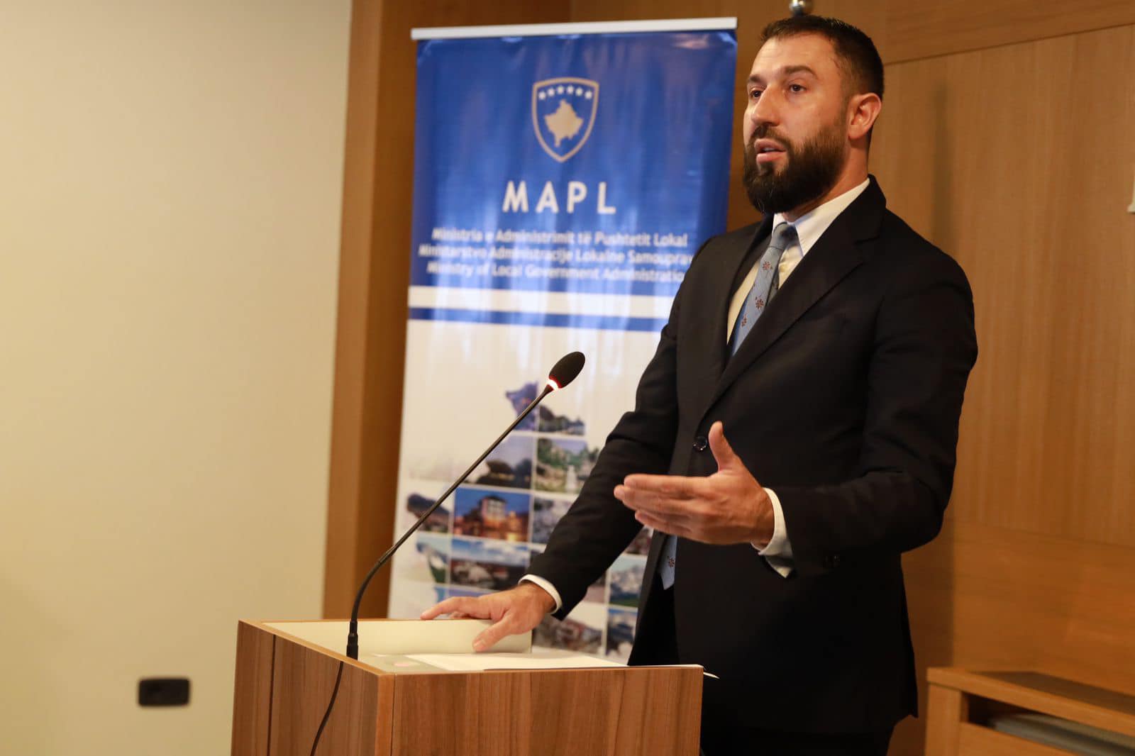 Ministri Krasniqi, ambasadori Davenport dhe drejtori Buleshkaj ndanë mirënjohjet për Komunat të cilat kanë hartuar dhe miratuar Planet e Integritetit
