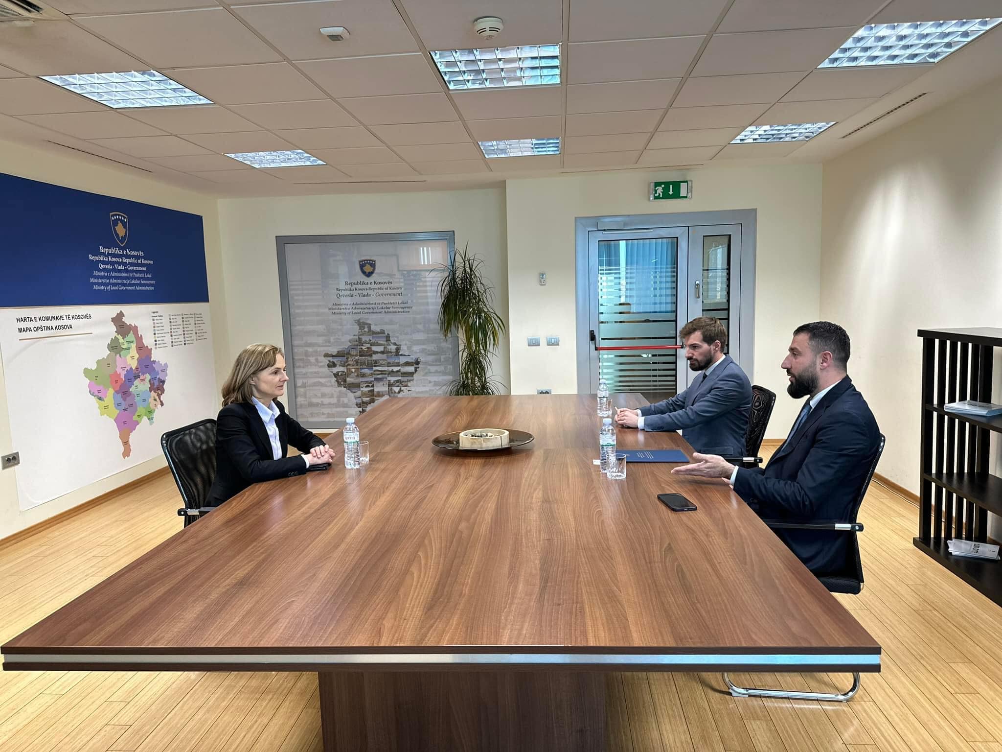 Ministri i MAPL-së, Elbert Krasniqi priti në takim shefen e misionit të IOM-it në Republikën e Kosovës, Anna Rostocka
