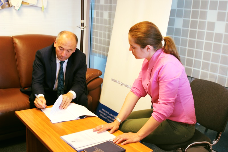 MAPL mbështetë financiarisht, komunën e Pejës në realizimin e projektit për asfaltimin e rrugës Llugagji – Gllogjan