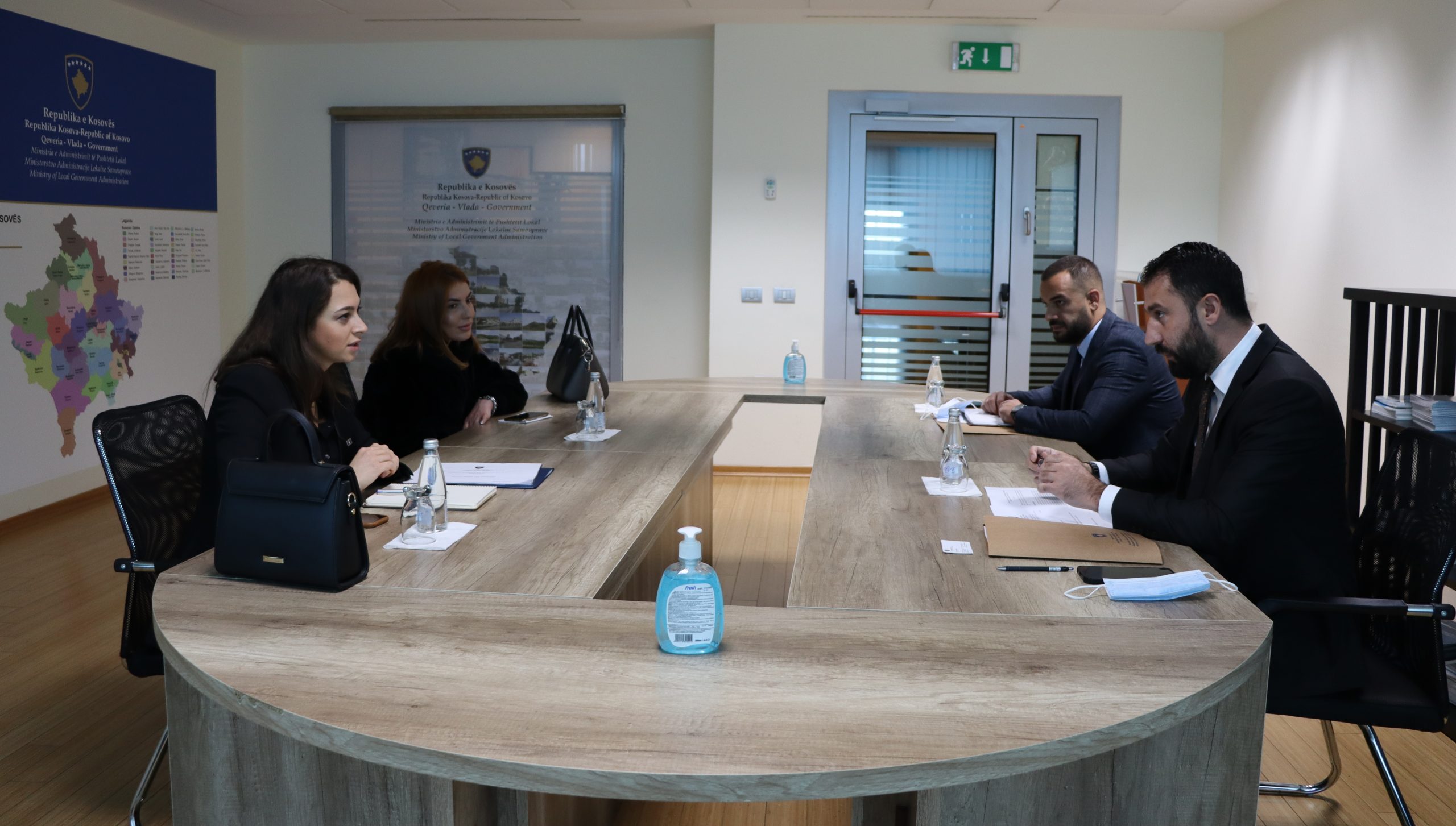 MINISTA KRASNIQI DOČEKAO JE PREDSEDNICU PARLAMENTARNE KOMISIJE  ZA JAVNU ADMINISTRACIJU, LOKALNU SAMOUPRAVU, MEDIJE I REGIONALNI RAZVOJ POSLANICU KICA-XHELILI