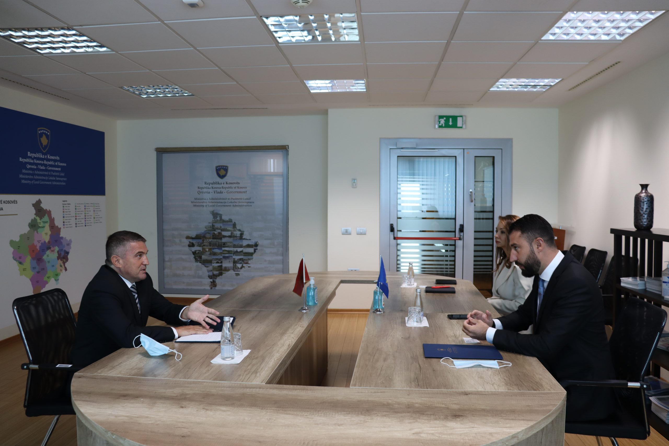 Ministar Krasnići dočekao  ambasadora Crne Gore na Kosovu, njegovu ekselenciju g. Bibovića