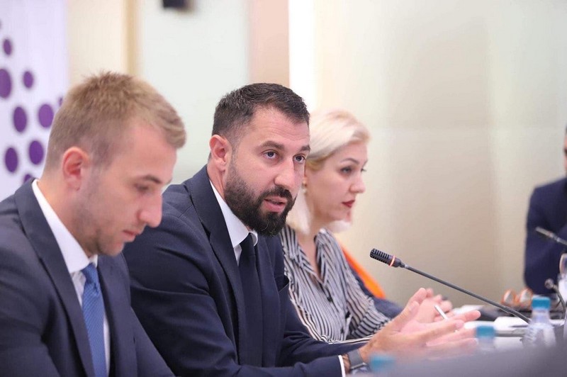 Ministar Krasniqi pomenuo izazove opština u suočavanju sa pandemijom Covid-19 u predstavljanju izveštaja „Socijalno-ekonomski uticaj Covid-19 na opštine i preduzeća Kosova“
