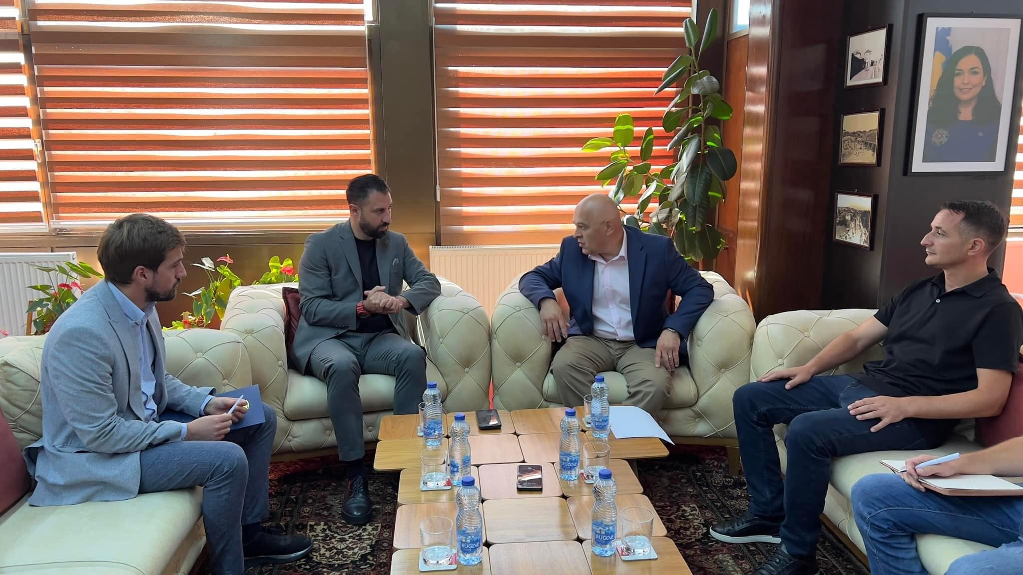 Ministri Krasniqi dhe Kryetari Gjini përuruan fillimin e punimeve të projektit “Zgjerimi i rrugës Martirët e Kombit”