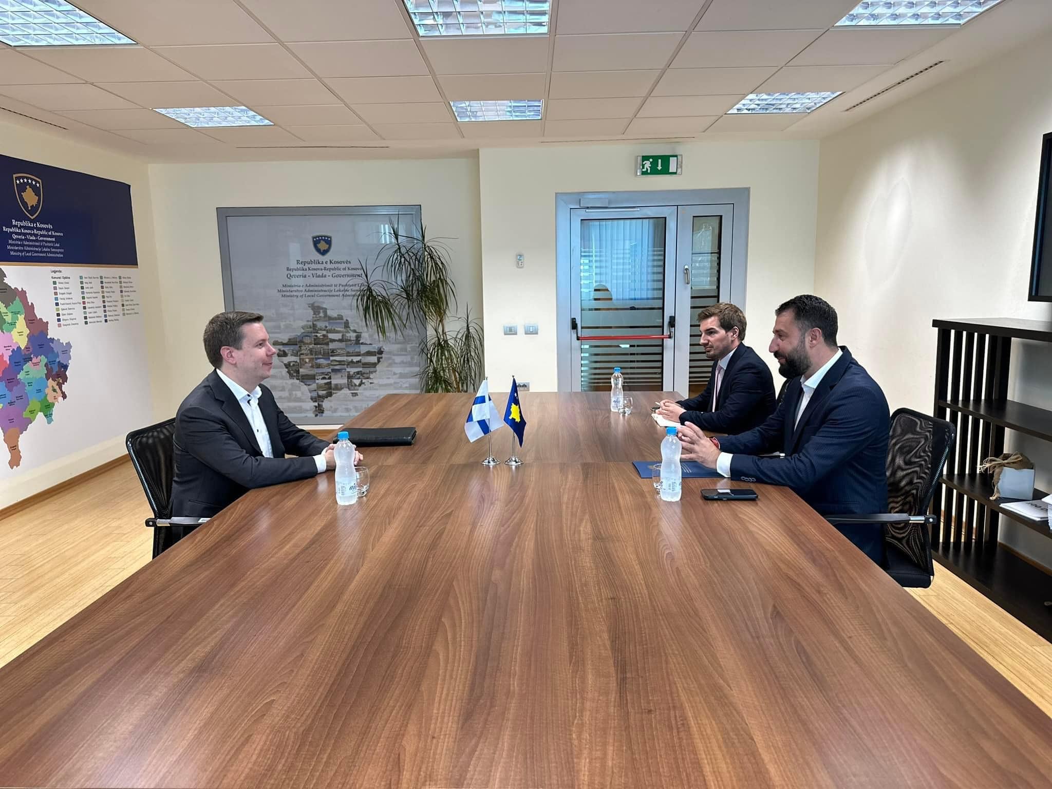 Ministri Krasniqi priti në takim ambasadorin e Finlandës në Republikën e Kosovës, Matti Nissen