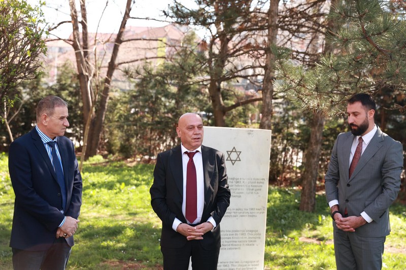 Minsitar Krasniqi i ministar Frej odali su počast jevrejskoj spomen ploči