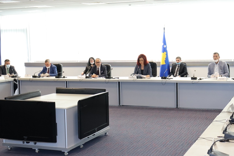 Ministarka Redžepi, ministar Vitia i predsednik Gashi održali zajednički koordinacioni sastanak sa gradonačelnicima opština, predstavljaju se nove mere u vezi sa pandemijom COVID- 19
