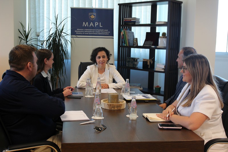 Ministrja Hodžić në takim përfaqësuesit nga USAID dhe përfaqësuesit e projektit USAID/LEGA