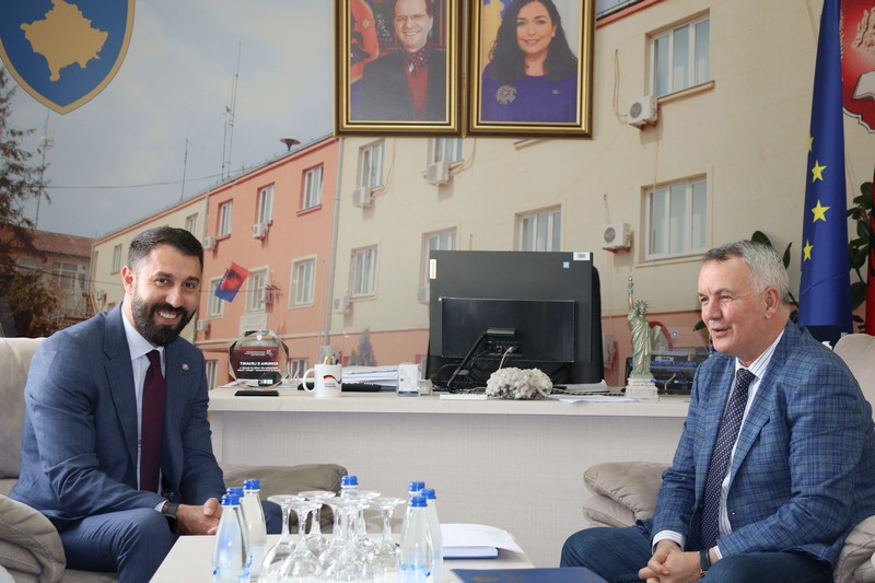 Ministar Krasniqi dočekan na sastanku od strane gradonačelnika Lipljana Imri Ahmeti