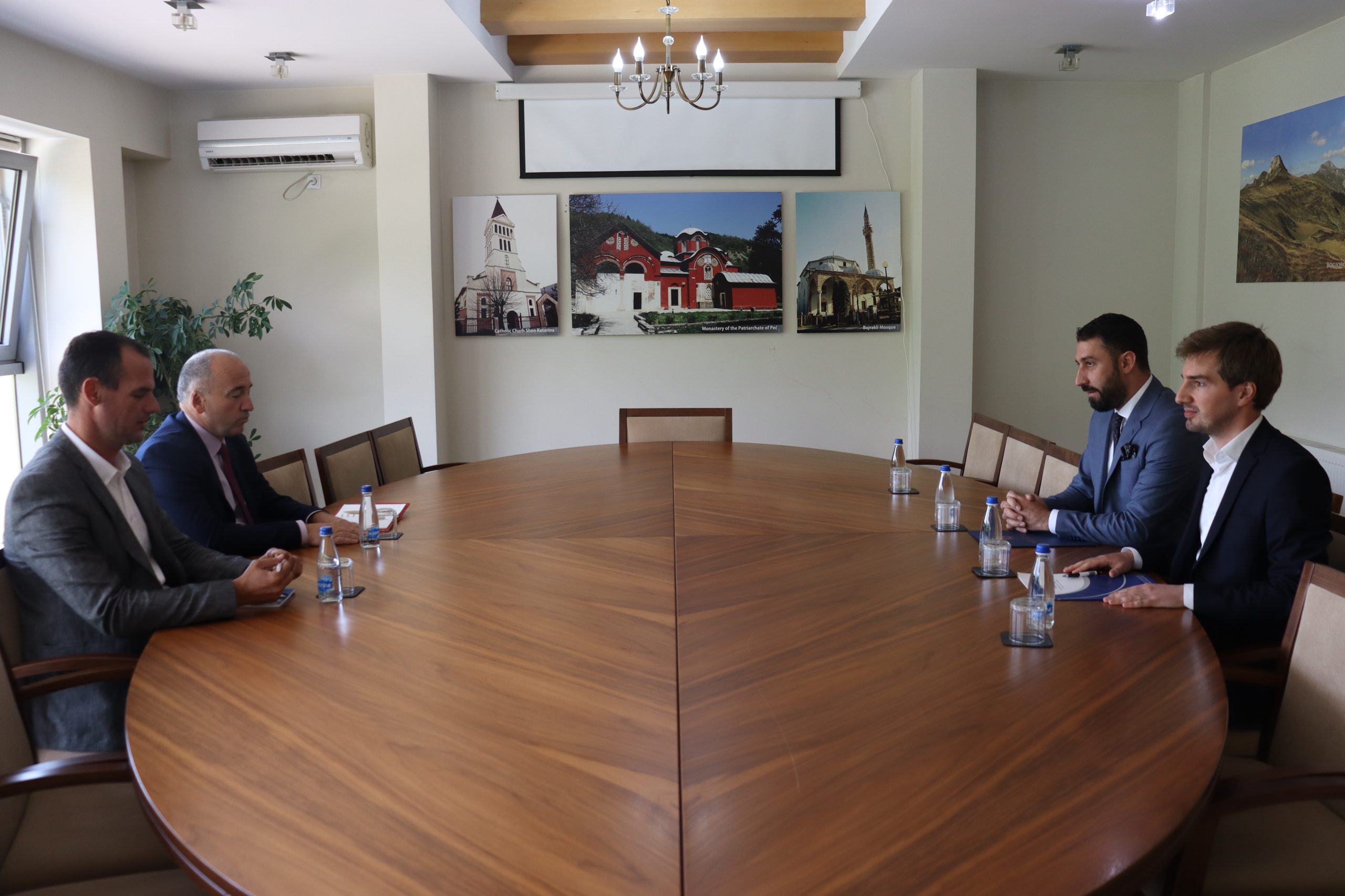 Ministar administracije lokalne samouprave g. Elberta Krasniqi  je na sastanku dočekao gradonačelnik opštine Peć g. Gazmend Muhakxheri