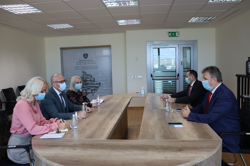 Заменик премијера Горан Ракић са мађарским амбасадором
