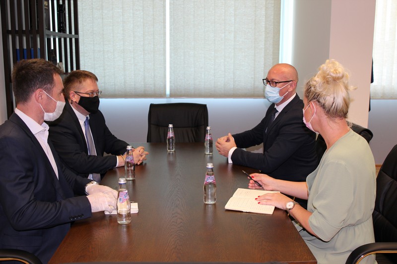 Rakić ​​me ambasadorin britanik për Covid-19 dhe çështje të tjera aktuale