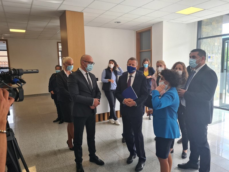 Ракић са амбасадором Европске Уније на Косову Томашом Суњогом у посети северним општинама
