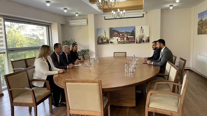 Ministar Krasniqi dočekan na sastanku od strane gradonačelnika  Peći,  Gazmenda Muhaxherija