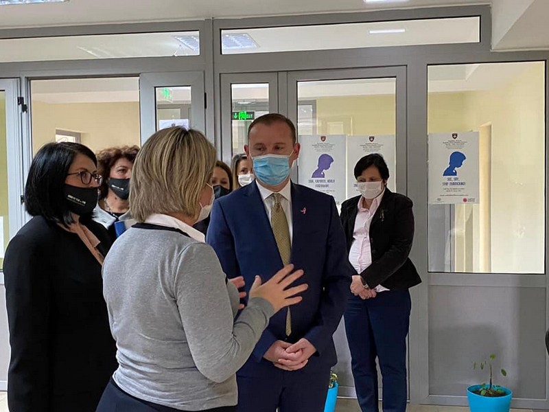 Министар здравља Арменд Земај и заменица министра МЛС Фатбарда Емини посетили су склониште за заштиту и негу жртава трговине људима