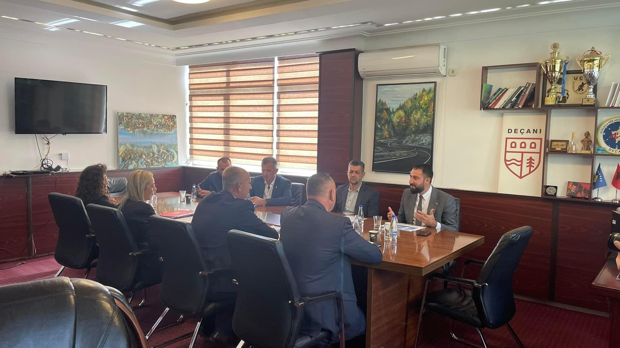 Ministar Krasniqi posetio opštinu Dečani