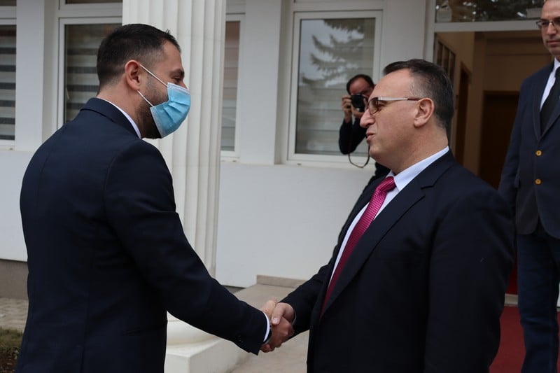 MINISTAR KRASNIQI U POSETI UNIVERZITETU U PEĆI „ HAXHI ZEKA “ DOČEKAN OD STRANE REKTORA PROF. DR. ARMANDA KRASNIQIJA