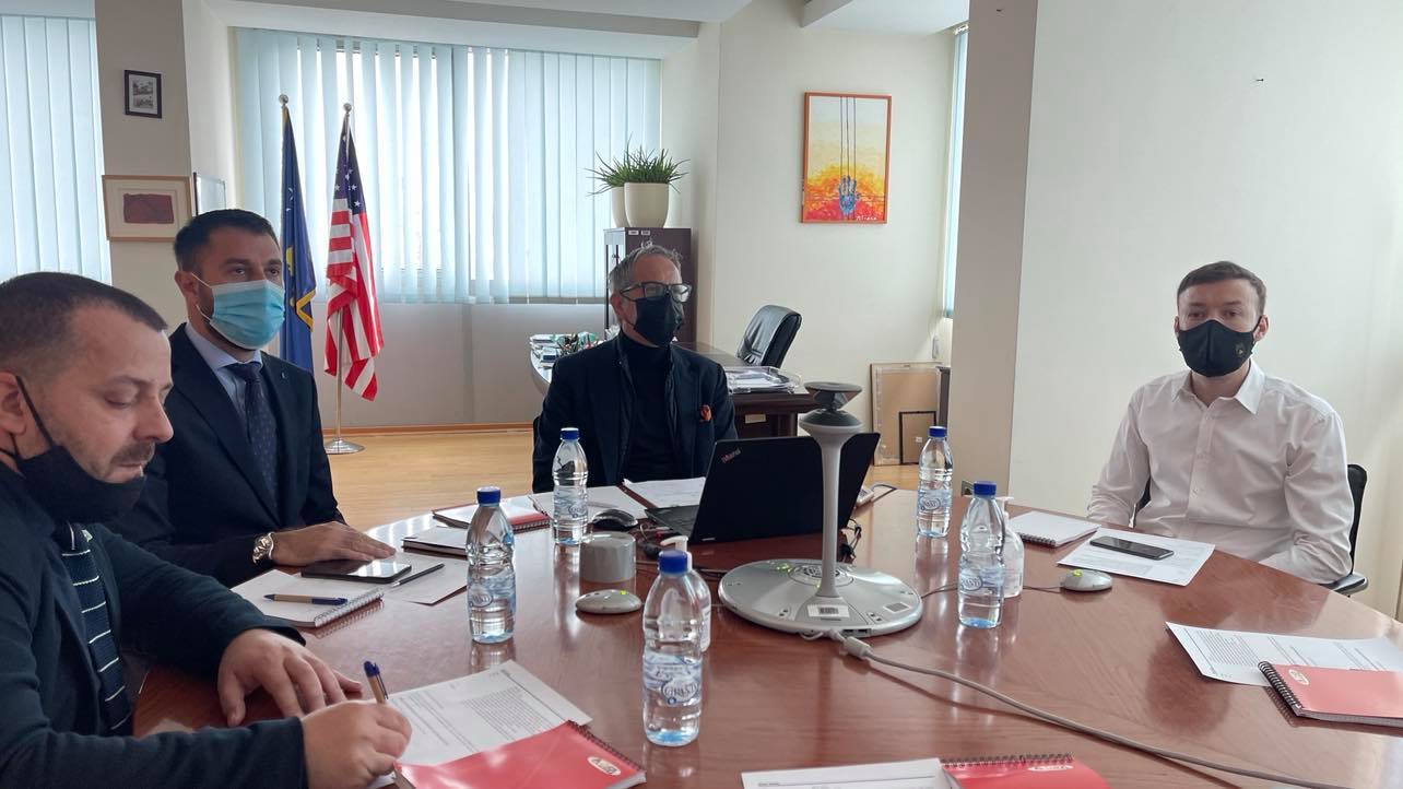 Ministar administracije lokalne samouprave Eljbert Krasnići i ministar zdravlja Arben Vitia, održali su virtuelni koordinacioni sastanak sa gradonačelnicima Republike Kosova, kako bi razgovarali o situaciji sa pandemijom KOVID – 19