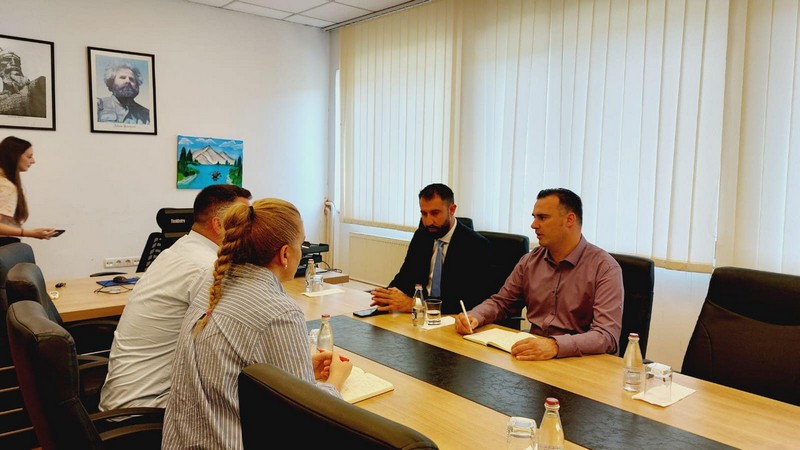 Ministar Krasniqi u poseti opštini Elez Han, ponudio podršku Vlade zbog sumnje na trovanje vodom