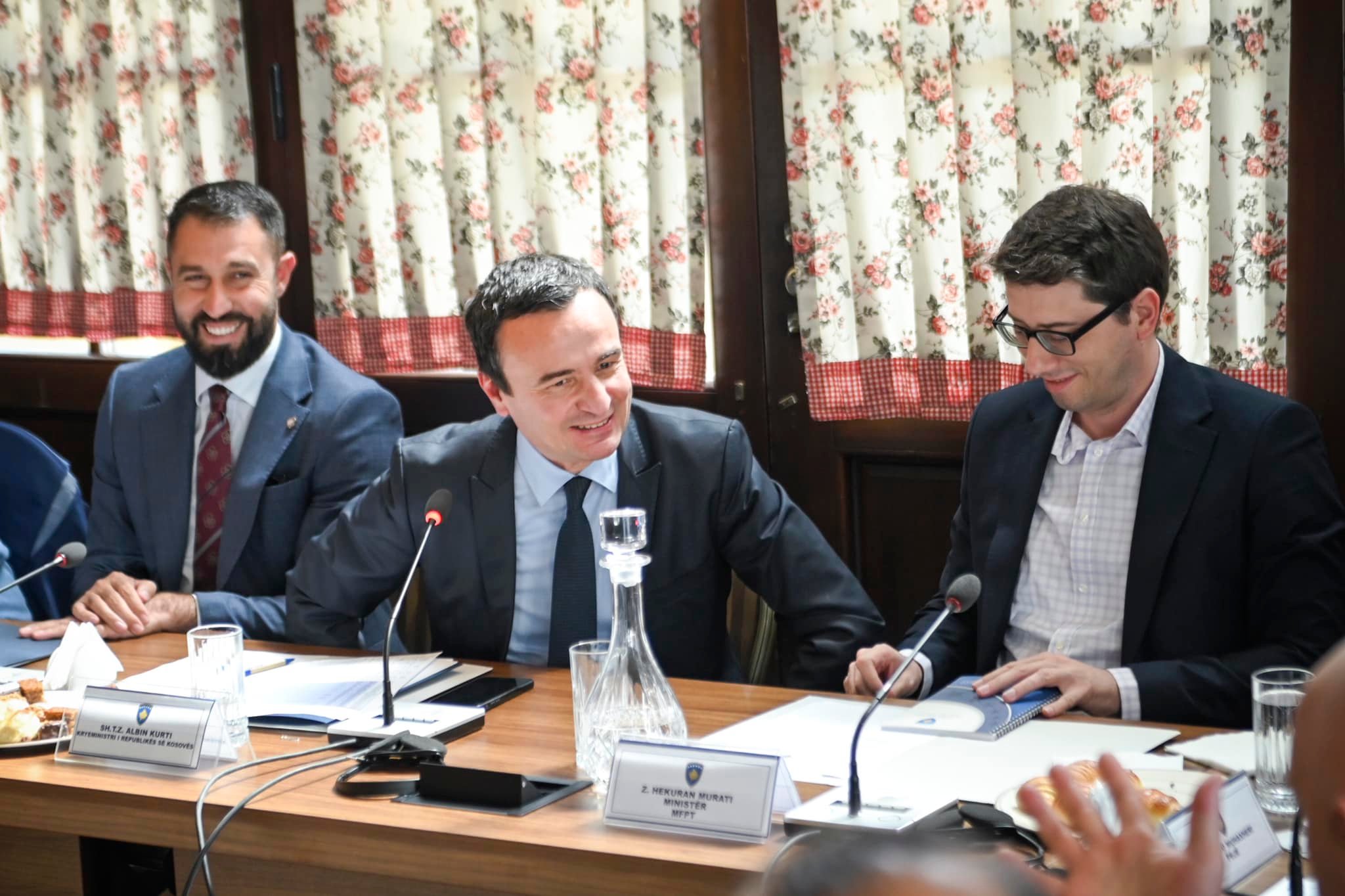 Ministar Krasniqi, domaćin koordinacionog sastanka sa premijerom Albinom Kurtijem, ministrom Hekuranom Muratijem, zamenikom ministra Getoarom Mjekuom i gradonačelnicima opština